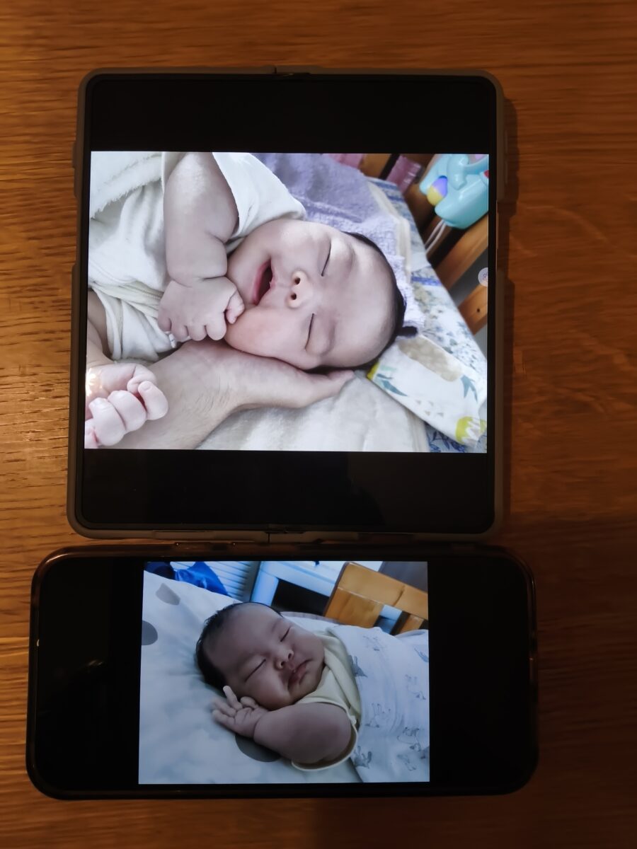 motorola razr foldと普通のスマホで子どもの写真を表示した比較