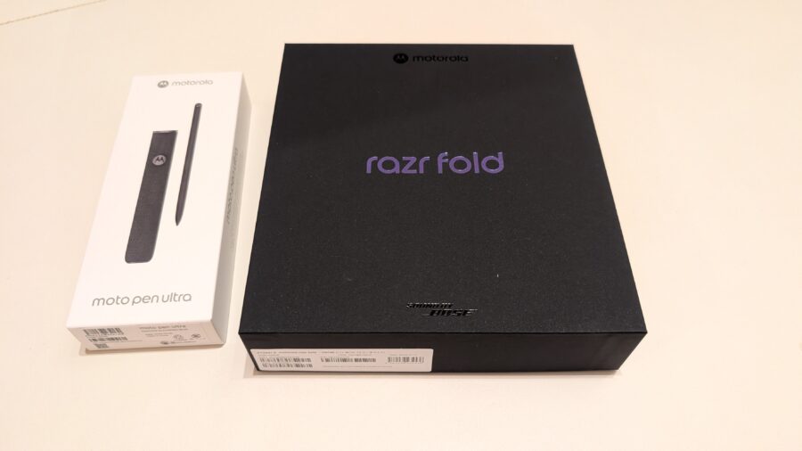 motorola razr foldとmoto pen ultraのパッケージ