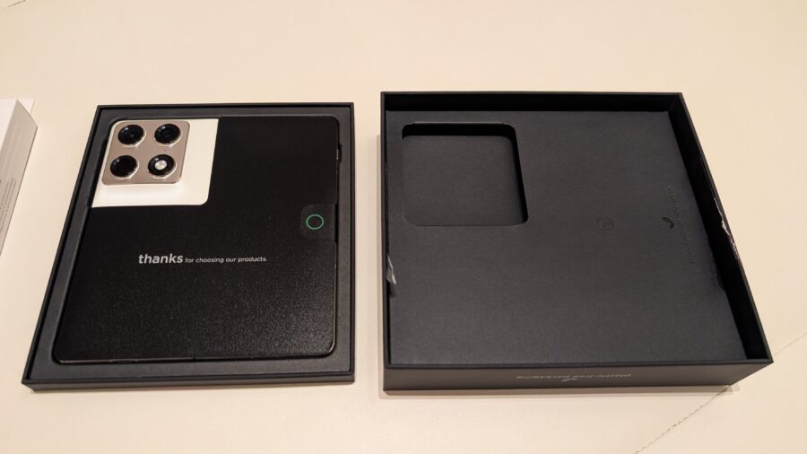 motorola razr foldを開封した直後のパッケージ