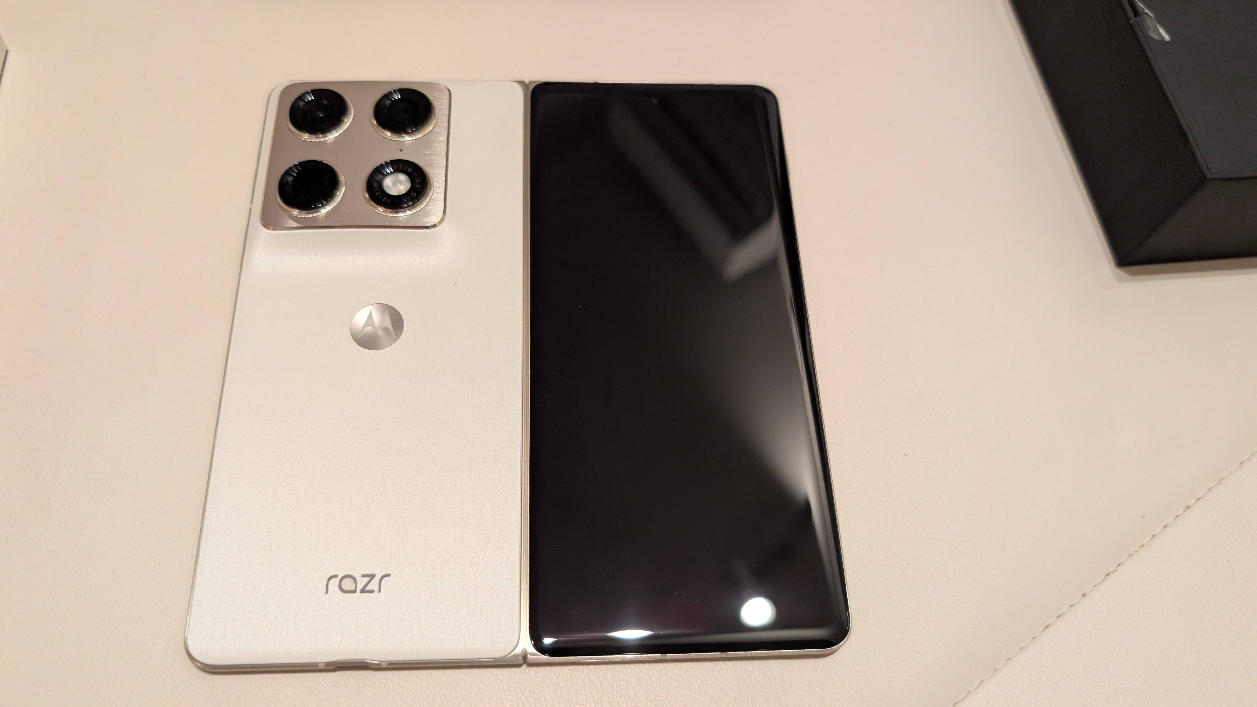 motorola razr fold リリーホワイトの本体デザイン