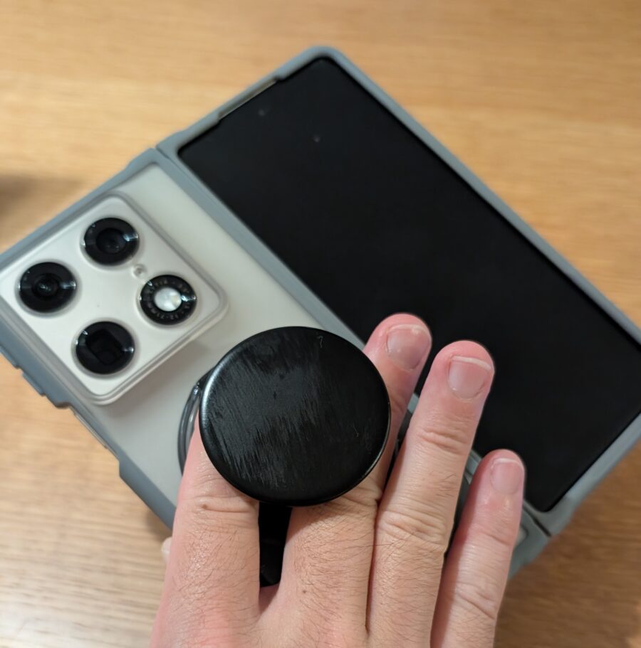 motorola razr foldを開いてスマホリングで片手持ちしている様子